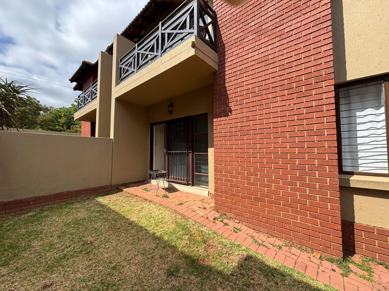 NEW LISTING .....DOWNSTAIRS TOWNHOUSE WITH GARDEN!