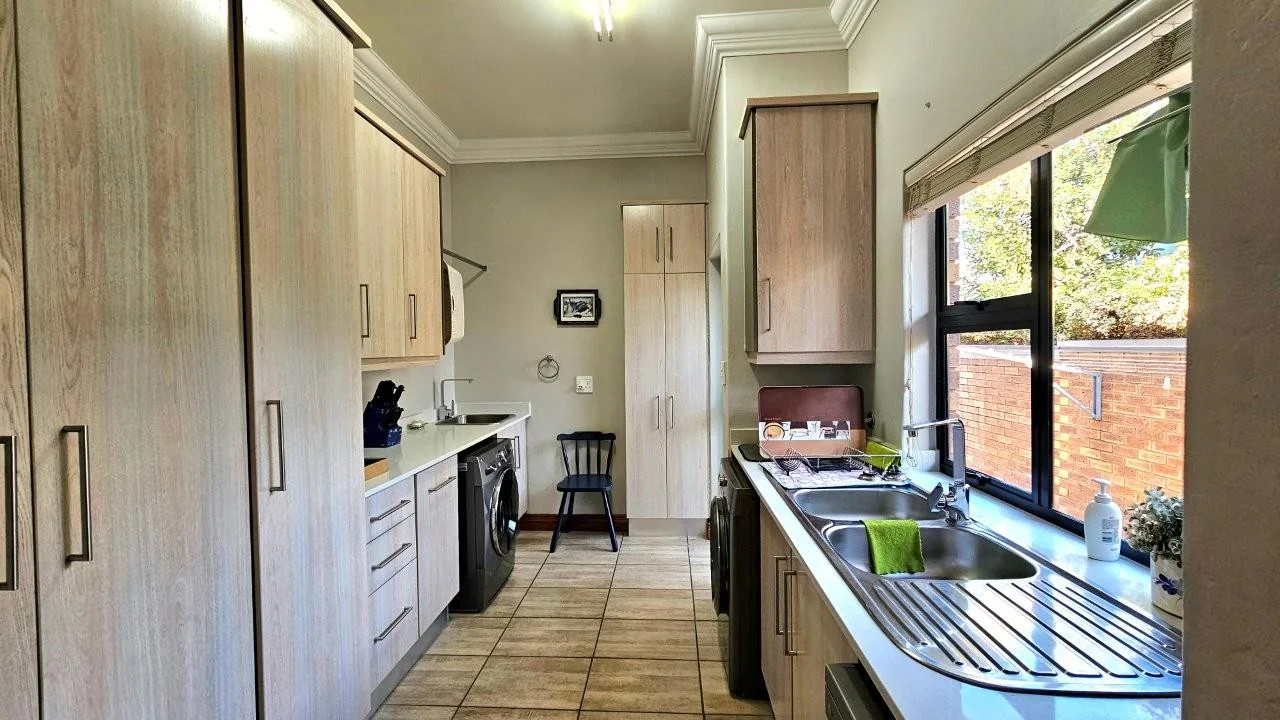 RETIRE@MIDSTREAM : YOU ARE GOING TO LOVE THIS PROPERTY. SOLE AND EXCLUSIVE MANDATED.