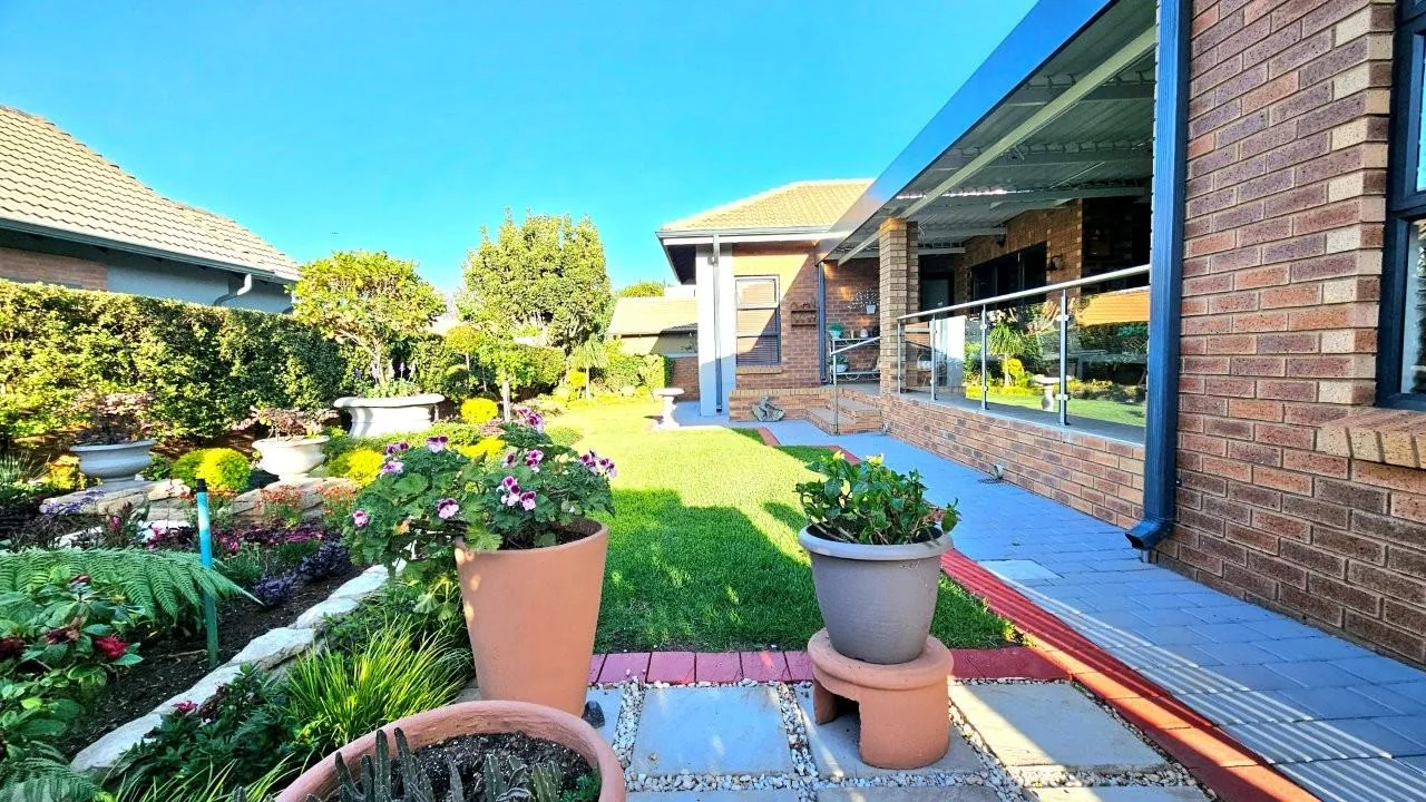 RETIRE@MIDSTREAM : YOU ARE GOING TO LOVE THIS PROPERTY. SOLE AND EXCLUSIVE MANDATED.