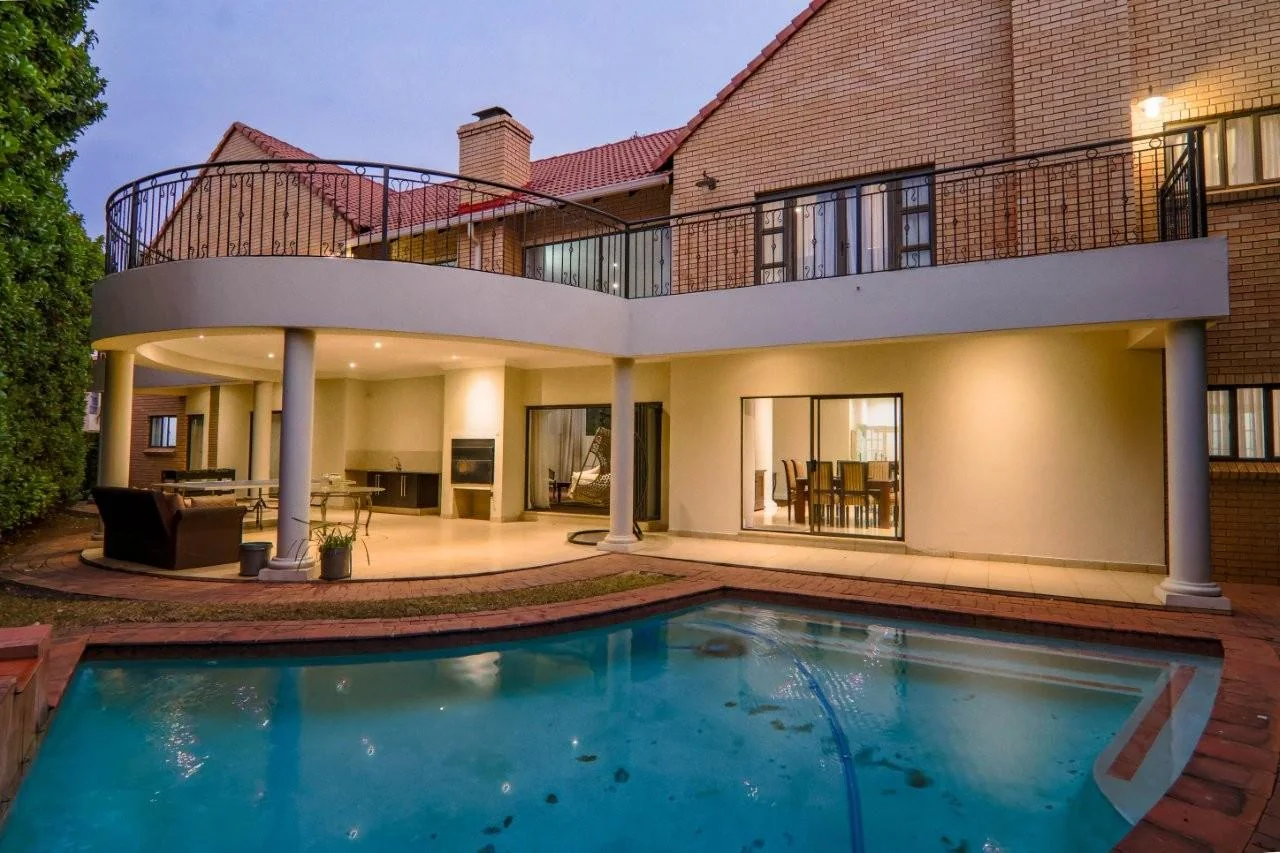 NEAT FACEBRICK PROPERTY IN MIDSTREAM PROPER : VERY CLOSE TO SCHOOLS