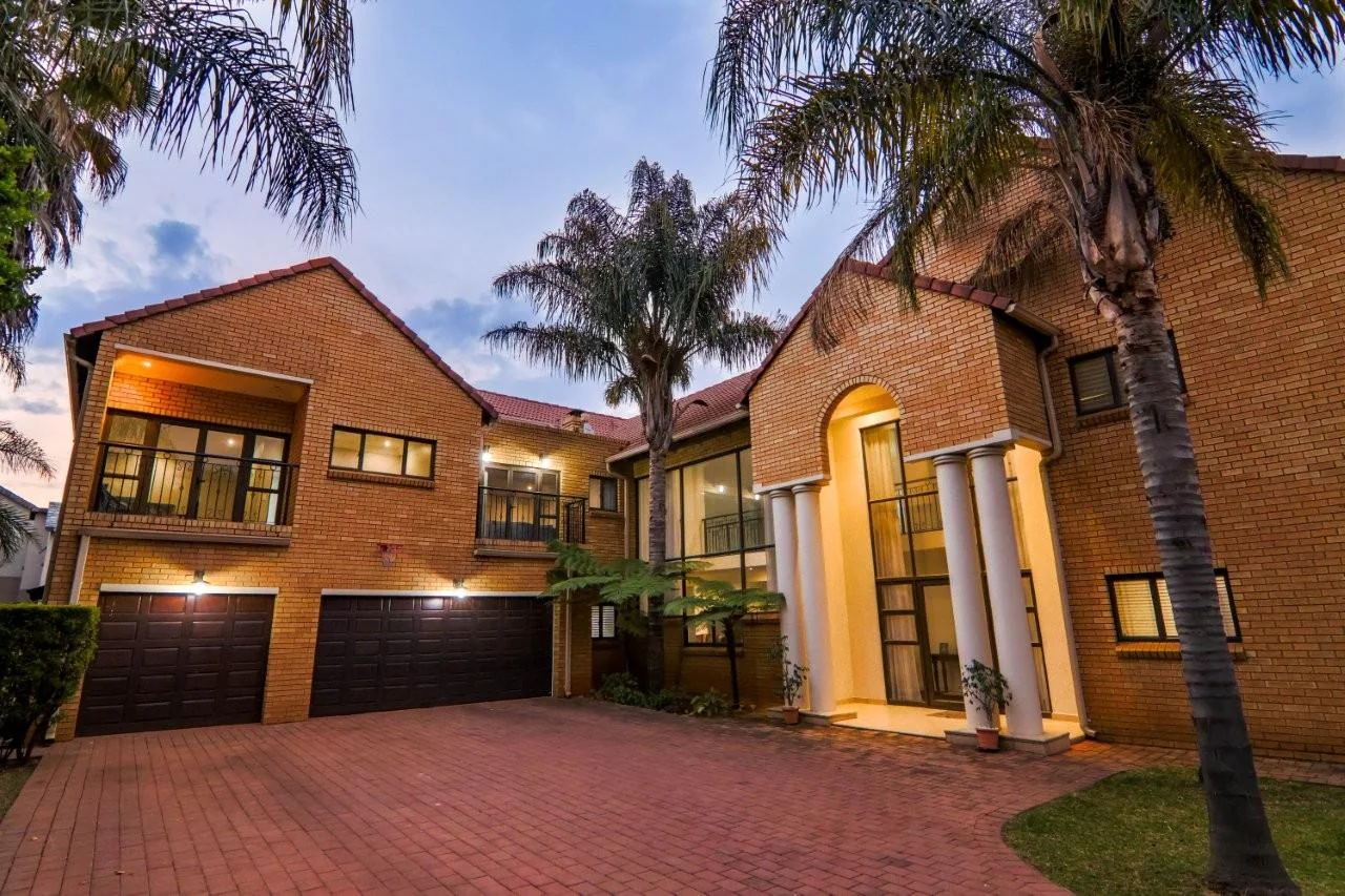 NEAT FACEBRICK PROPERTY IN MIDSTREAM PROPER : VERY CLOSE TO SCHOOLS