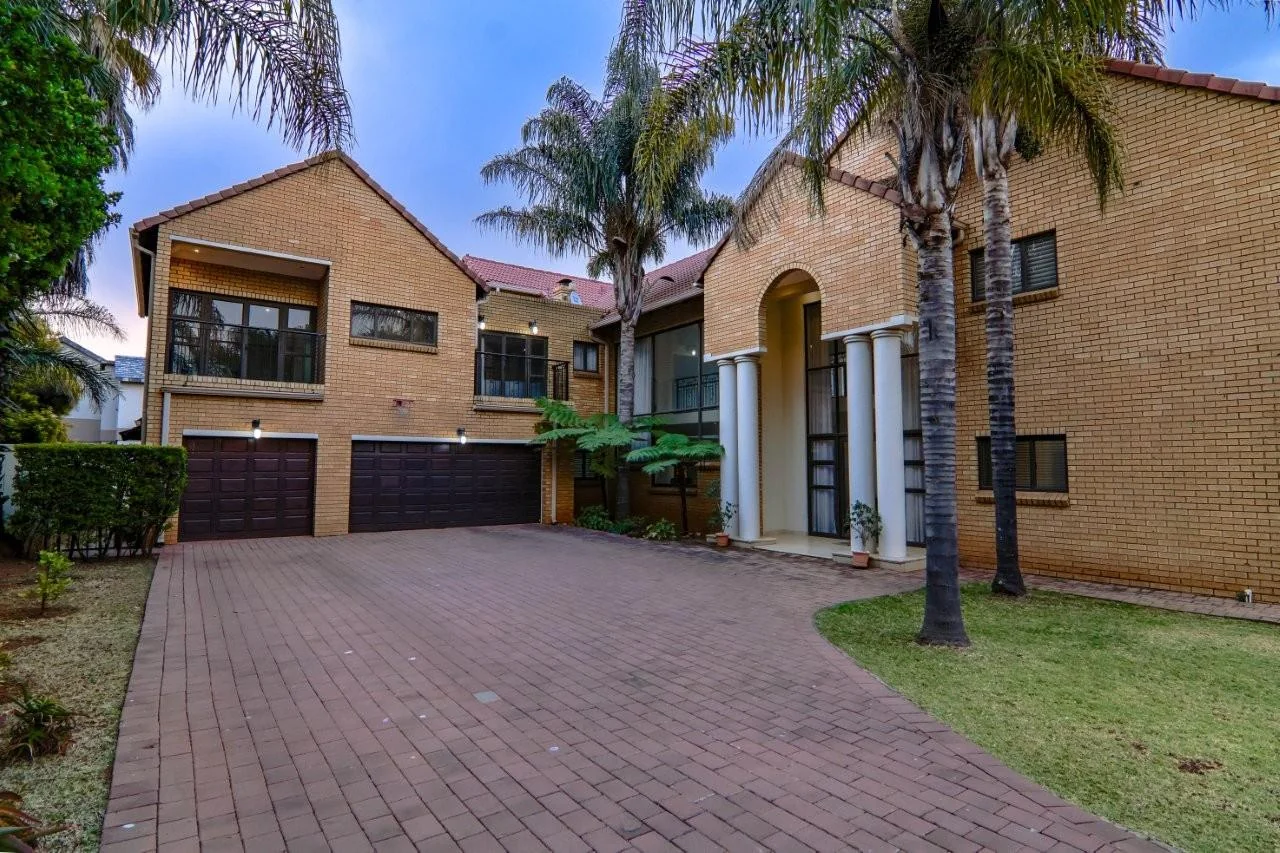 NEAT FACEBRICK PROPERTY IN MIDSTREAM PROPER : VERY CLOSE TO SCHOOLS