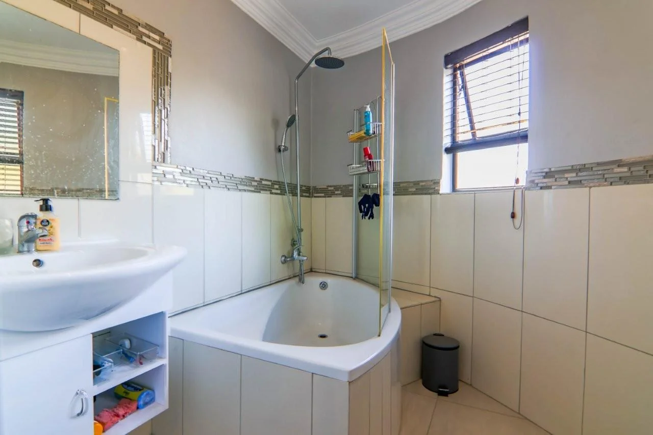 NEAT FACEBRICK PROPERTY IN MIDSTREAM PROPER : VERY CLOSE TO SCHOOLS