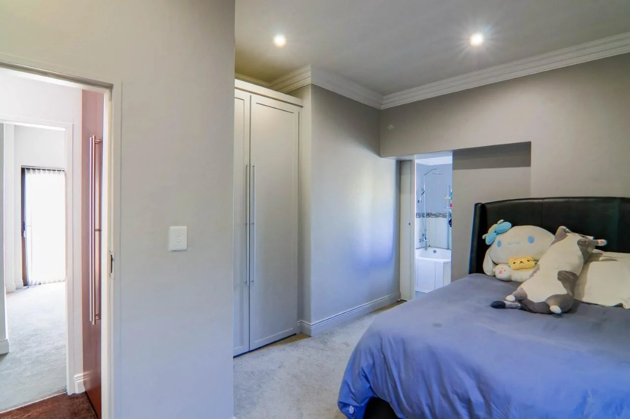 NEAT FACEBRICK PROPERTY IN MIDSTREAM PROPER : VERY CLOSE TO SCHOOLS