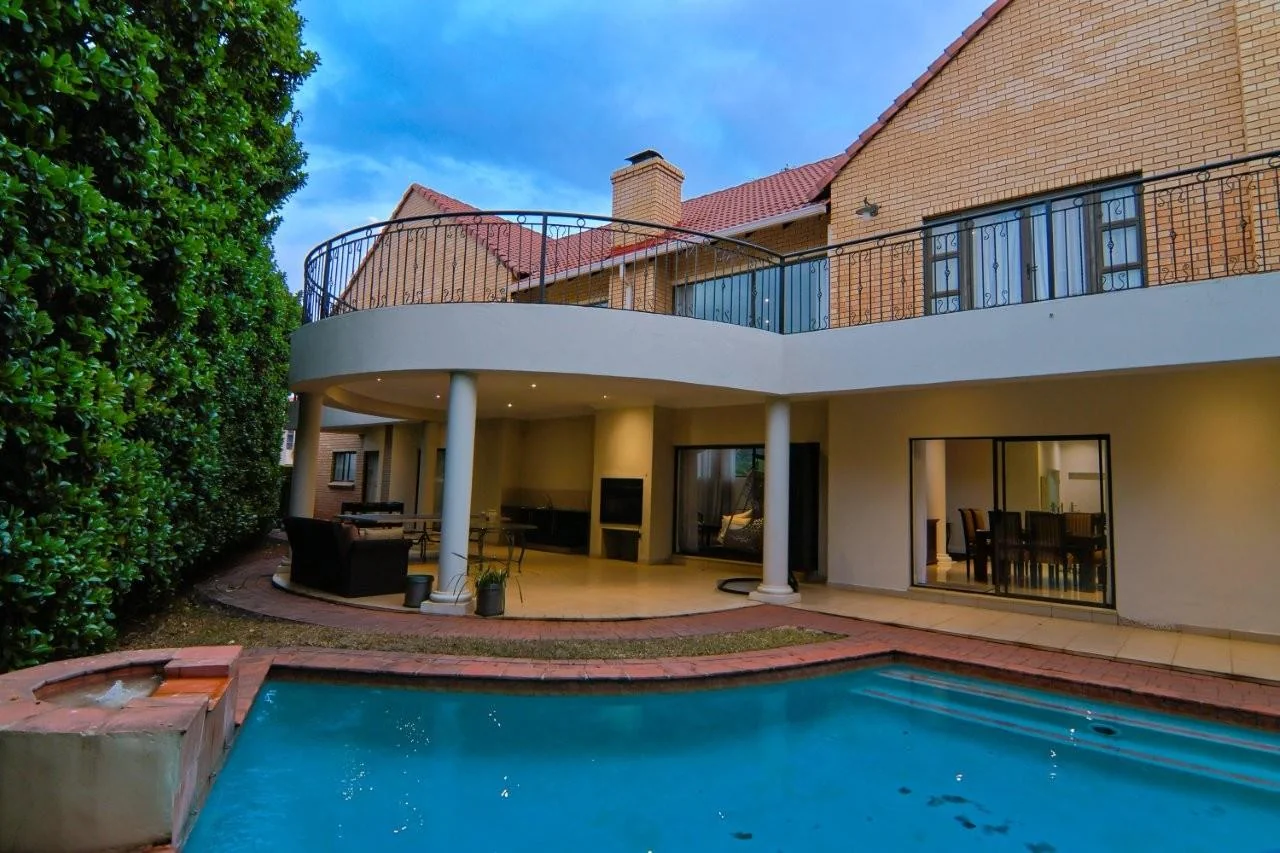 NEAT FACEBRICK PROPERTY IN MIDSTREAM PROPER : VERY CLOSE TO SCHOOLS