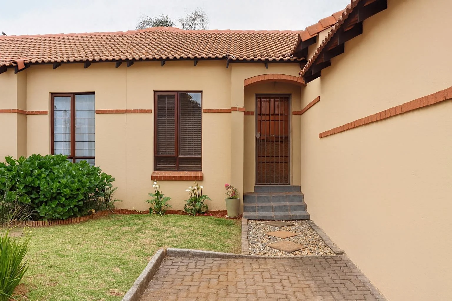 NEW LISTING ..... THE BEST 2 X 2 X 2 BY FAR!