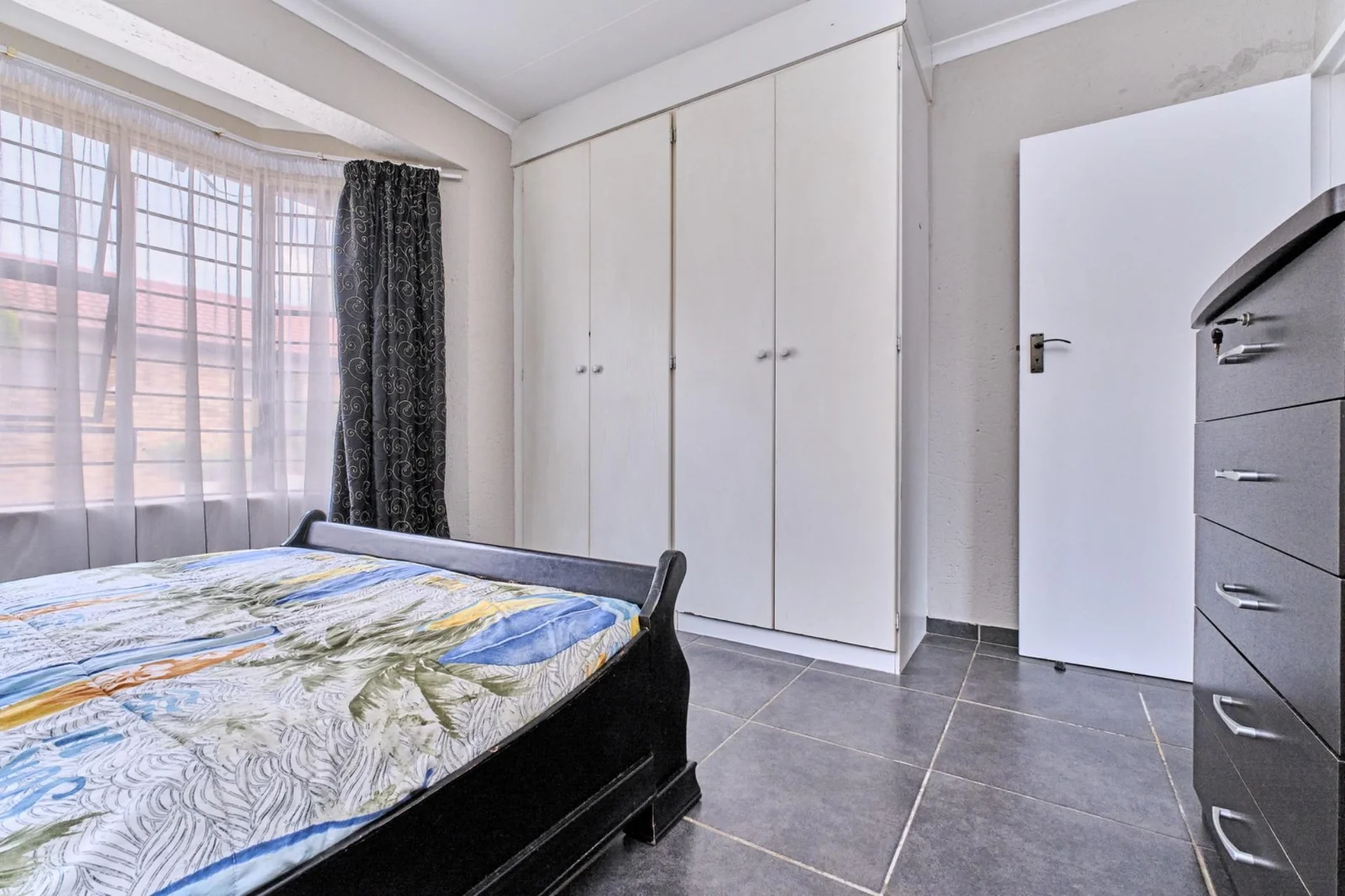 Simplex   l  Open plan lounge, kitchen + dining area  I  Large garden