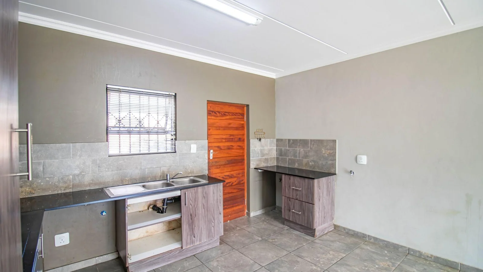 Stylish 3Bed, Ground Floor Apartment For Sale