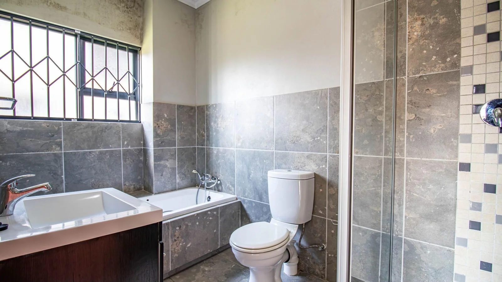 Stylish 3Bed, Ground Floor Apartment For Sale