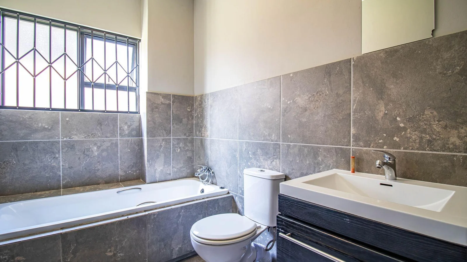 Stylish 3Bed, Ground Floor Apartment For Sale