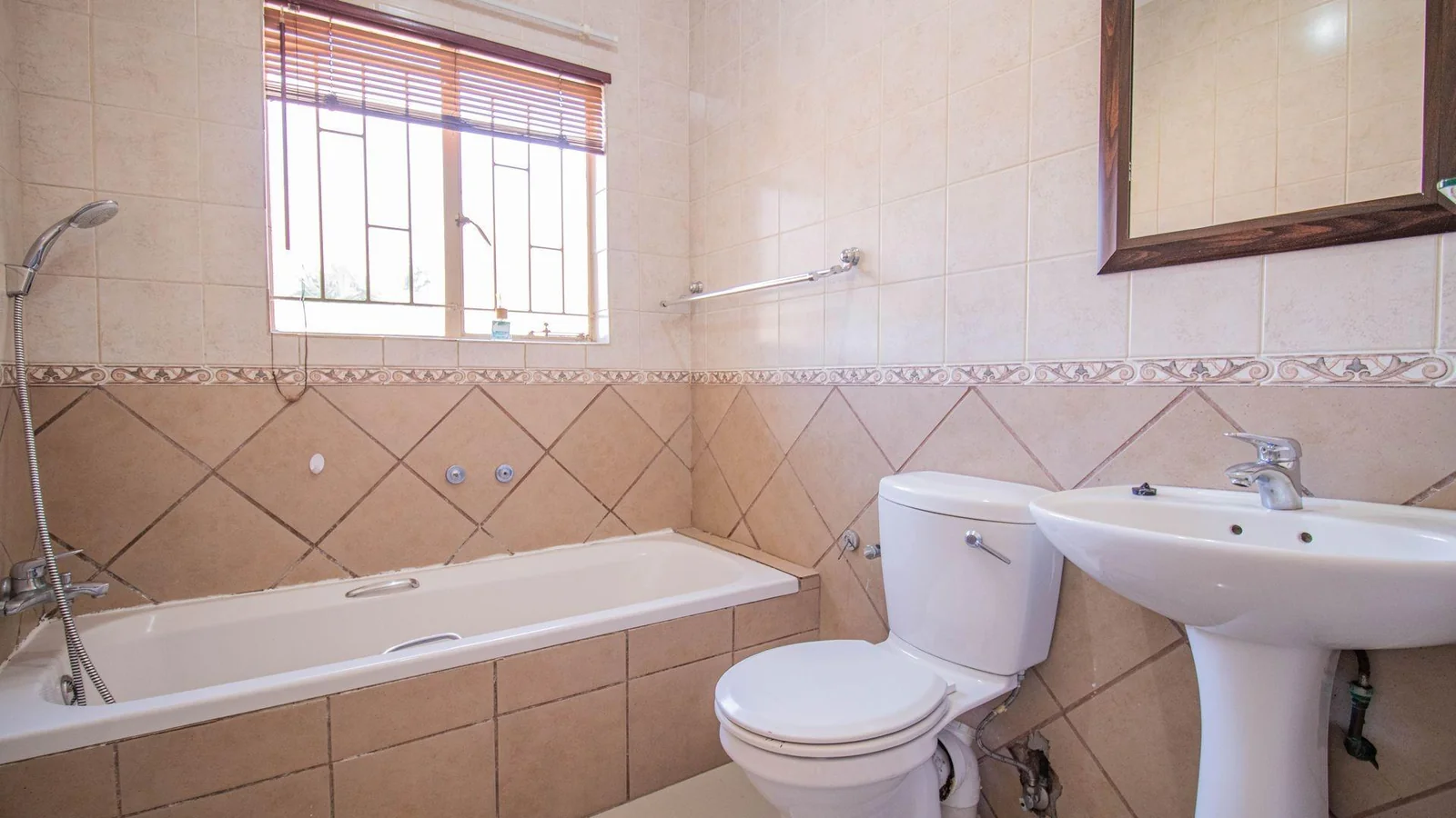 House For Sale in Thatchfield Crescent