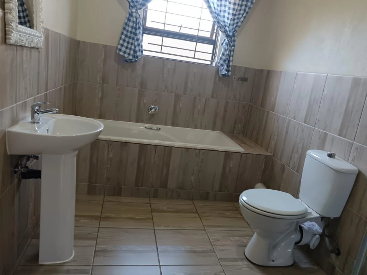 THREE   BIG BEDROOM HOUSE FOR SALE IN AZAADVILLE GARDENS.