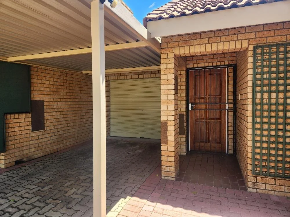 Simplex  in Retirement Village in Equestria.