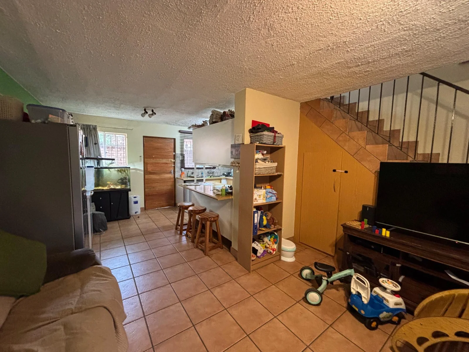 MAKE THIS ONE YOURS!! DUPLEX WITH LARGE GARDEN.