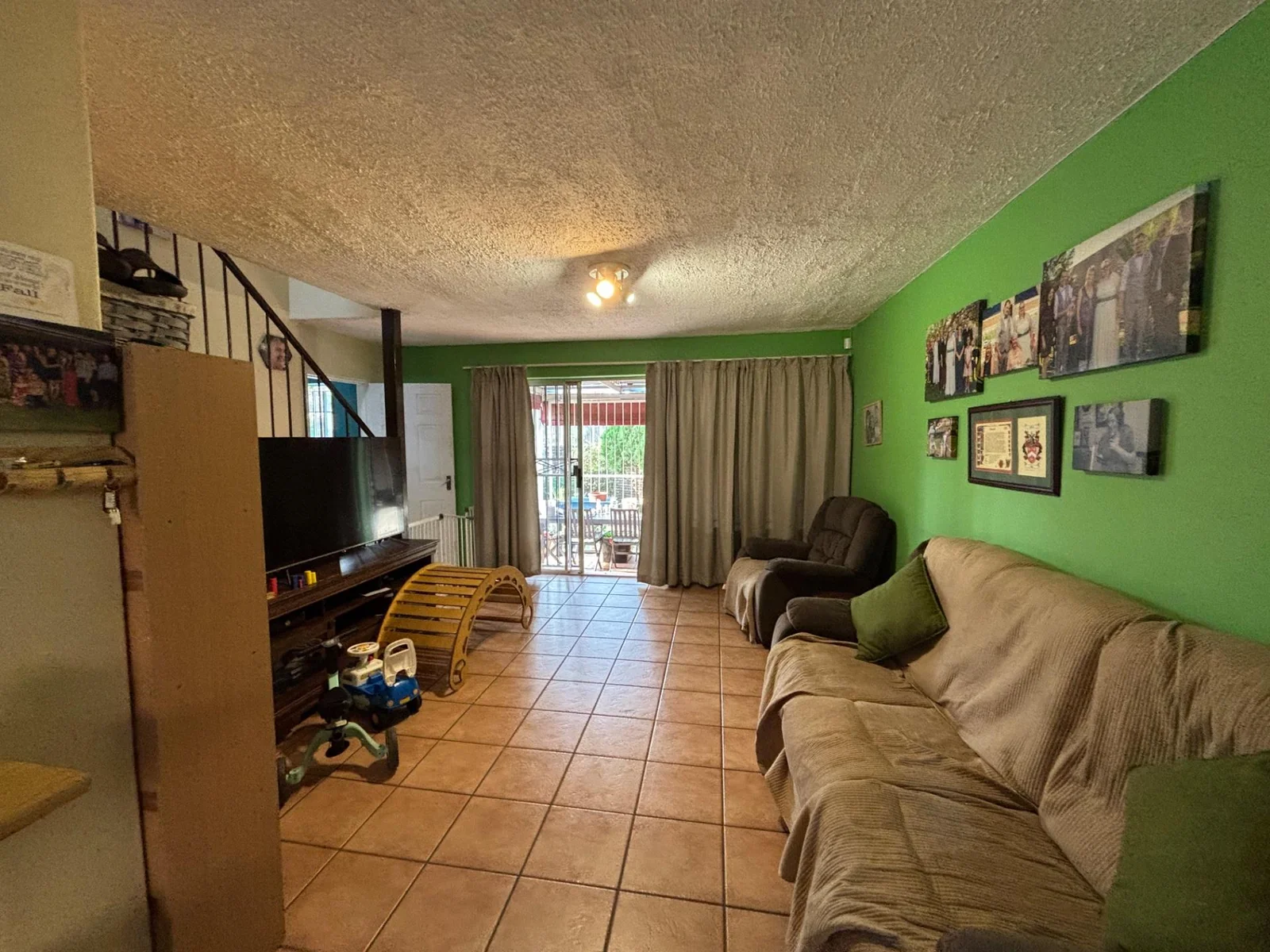 MAKE THIS ONE YOURS!! DUPLEX WITH LARGE GARDEN.
