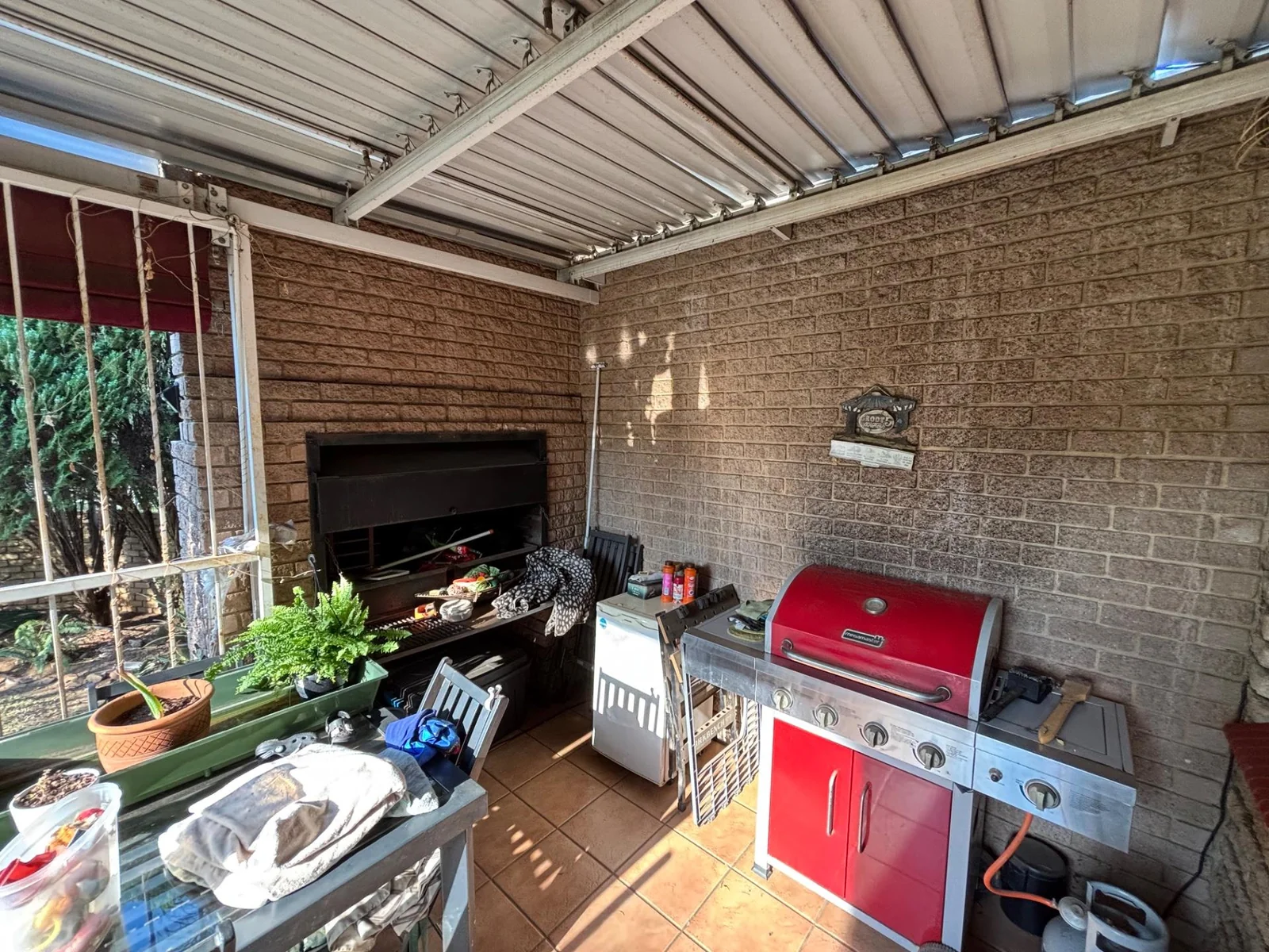 MAKE THIS ONE YOURS!! DUPLEX WITH LARGE GARDEN.