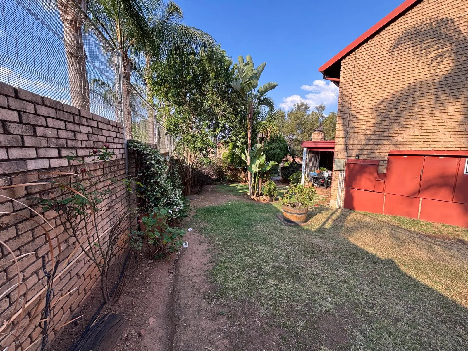 MAKE THIS ONE YOURS!! DUPLEX WITH LARGE GARDEN.