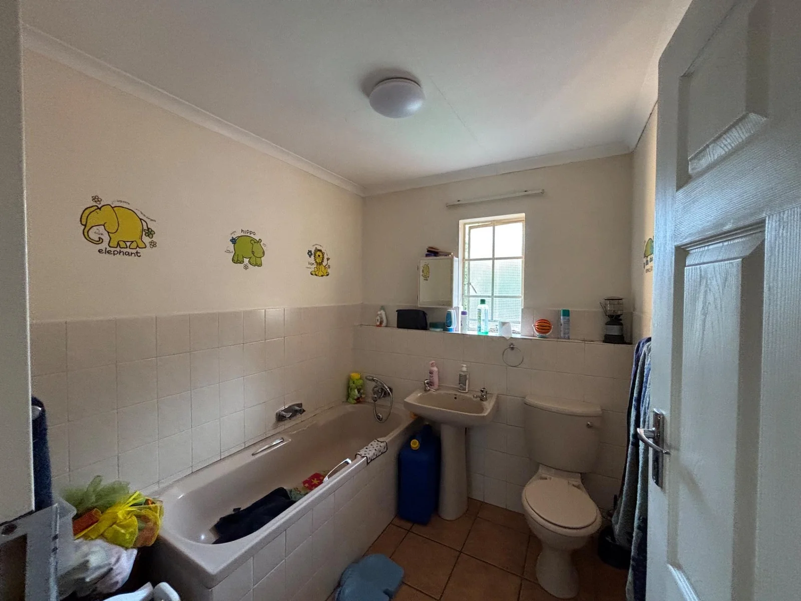 MAKE THIS ONE YOURS!! DUPLEX WITH LARGE GARDEN.