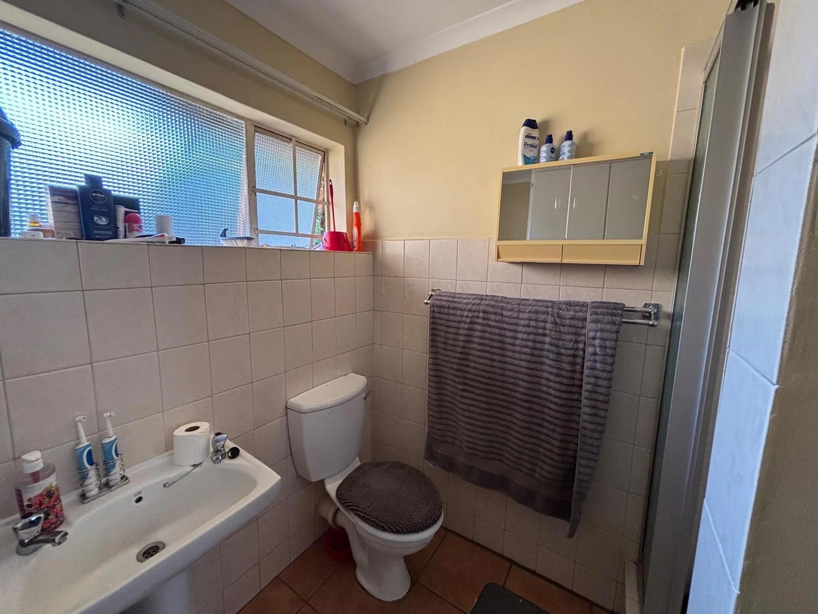 MAKE THIS ONE YOURS!! DUPLEX WITH LARGE GARDEN.