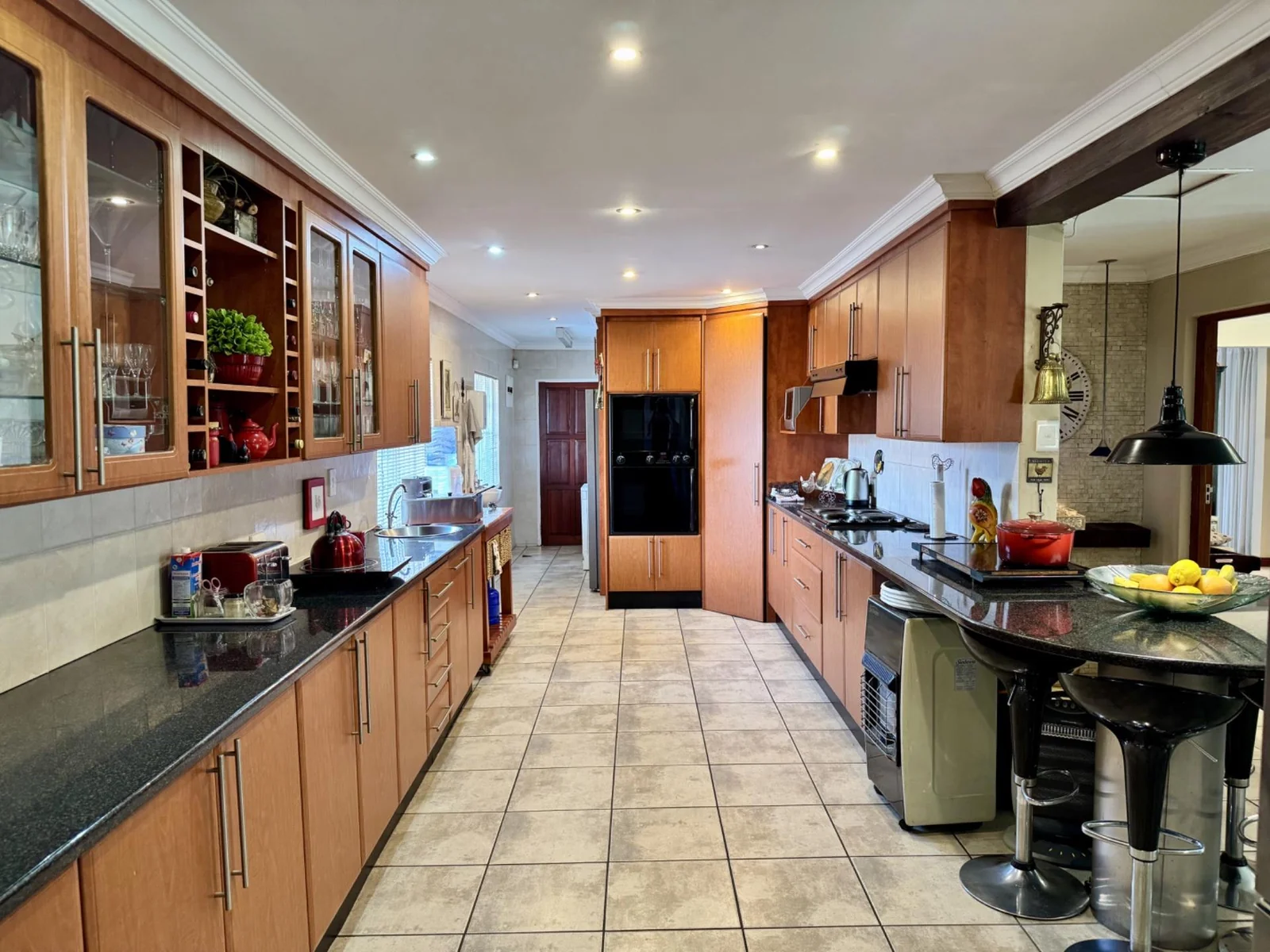 5-Bedroom, 5 Bath Home with Cottage, Pool & Business Rights – Endless Potential in Radiokop