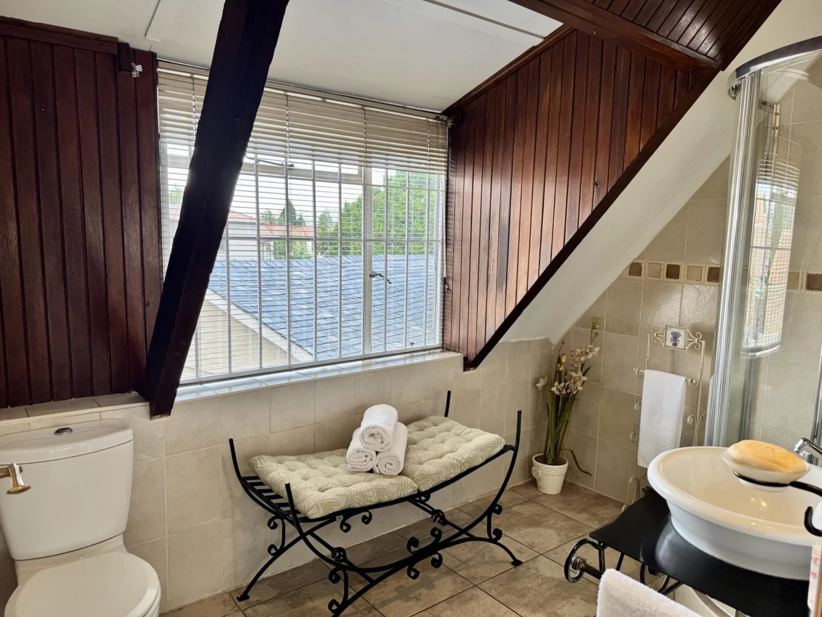 5-Bedroom, 5 Bath Home with Cottage, Pool & Business Rights – Endless Potential in Radiokop