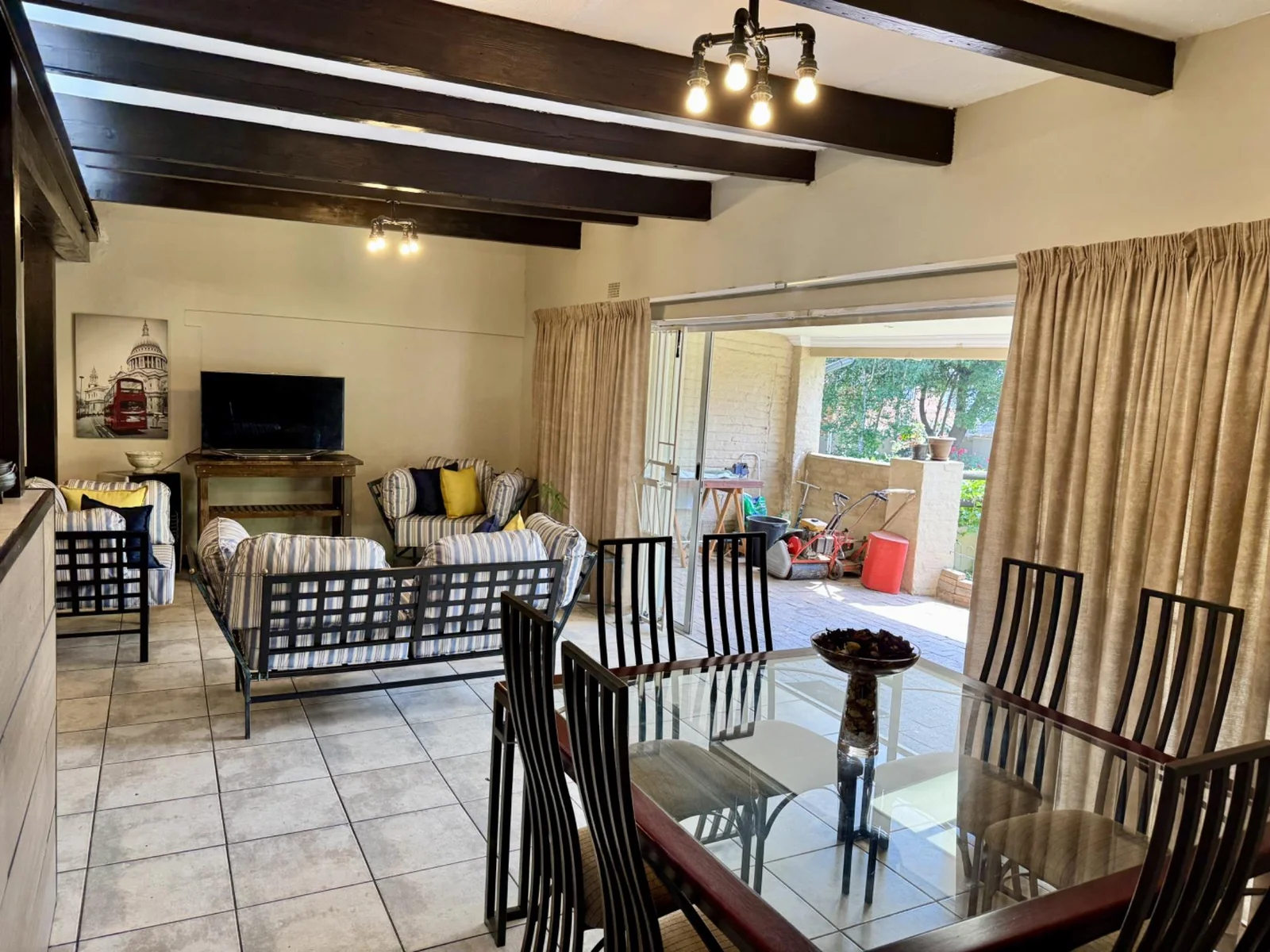 5-Bedroom, 5 Bath Home with Cottage, Pool & Business Rights – Endless Potential in Radiokop