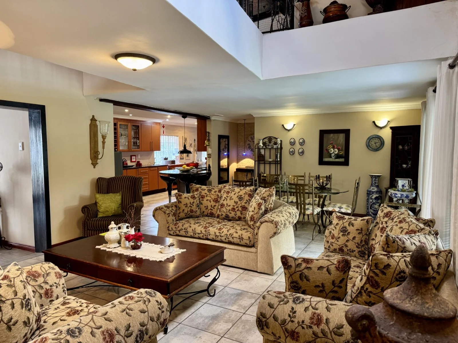 5-Bedroom, 5 Bath Home with Cottage, Pool & Business Rights – Endless Potential in Radiokop