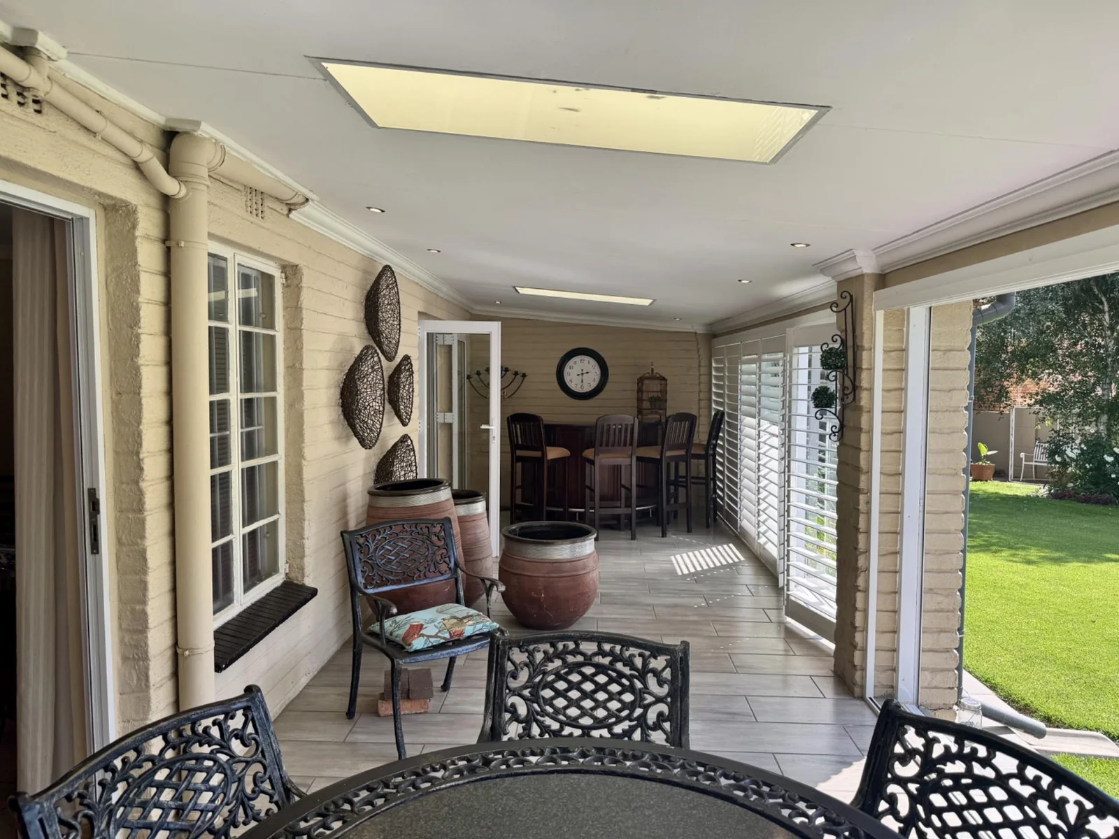 5-Bedroom, 5 Bath Home with Cottage, Pool & Business Rights – Endless Potential in Radiokop