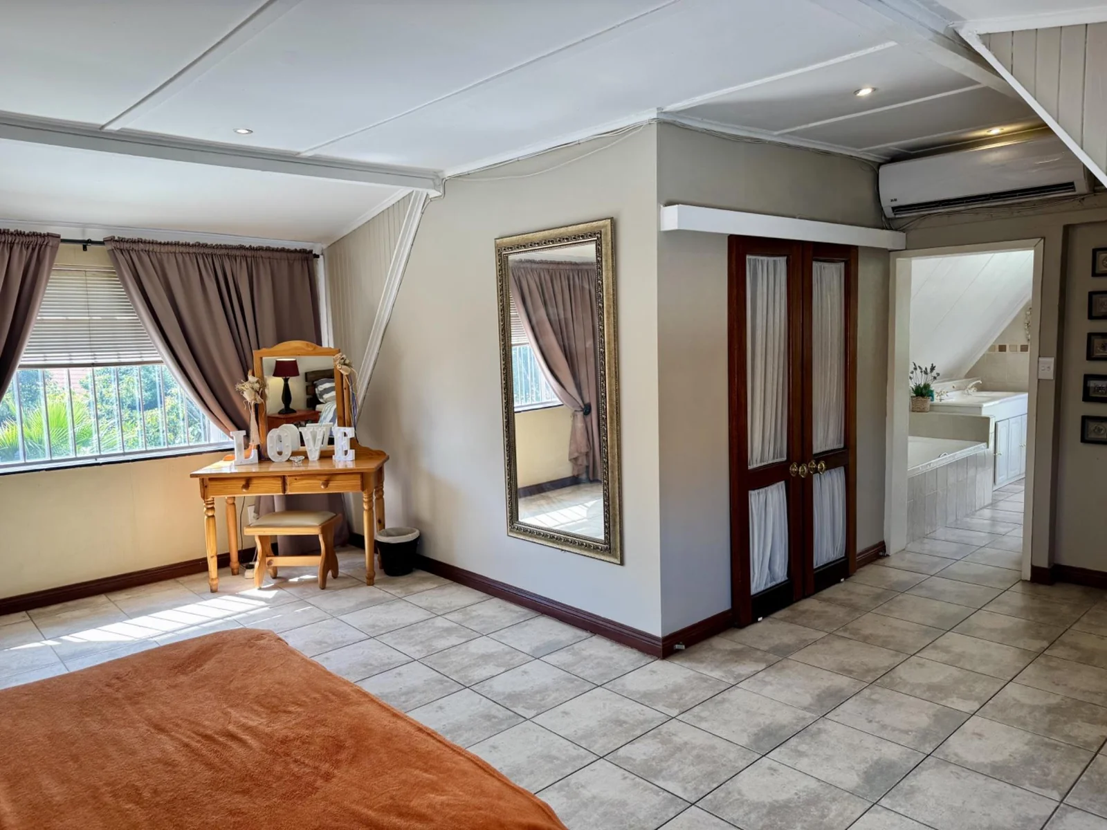 5-Bedroom, 5 Bath Home with Cottage, Pool & Business Rights – Endless Potential in Radiokop