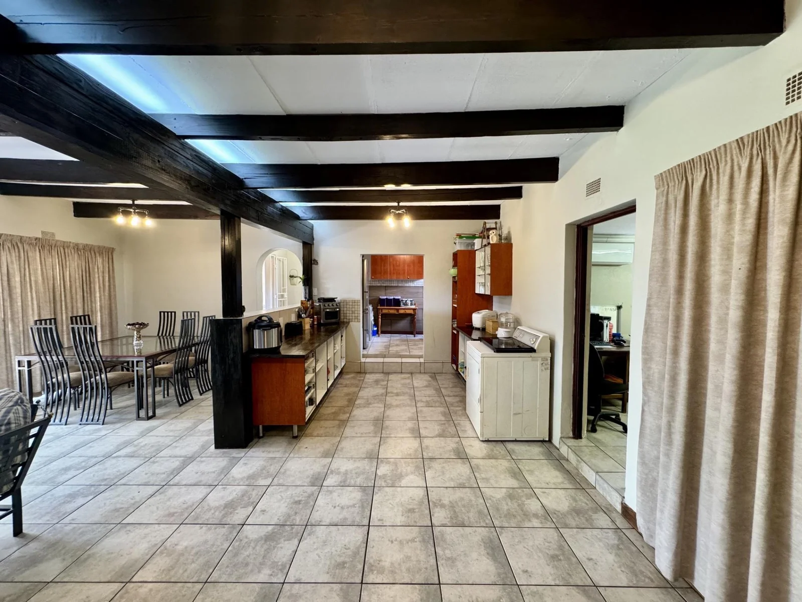 5-Bedroom, 5 Bath Home with Cottage, Pool & Business Rights – Endless Potential in Radiokop