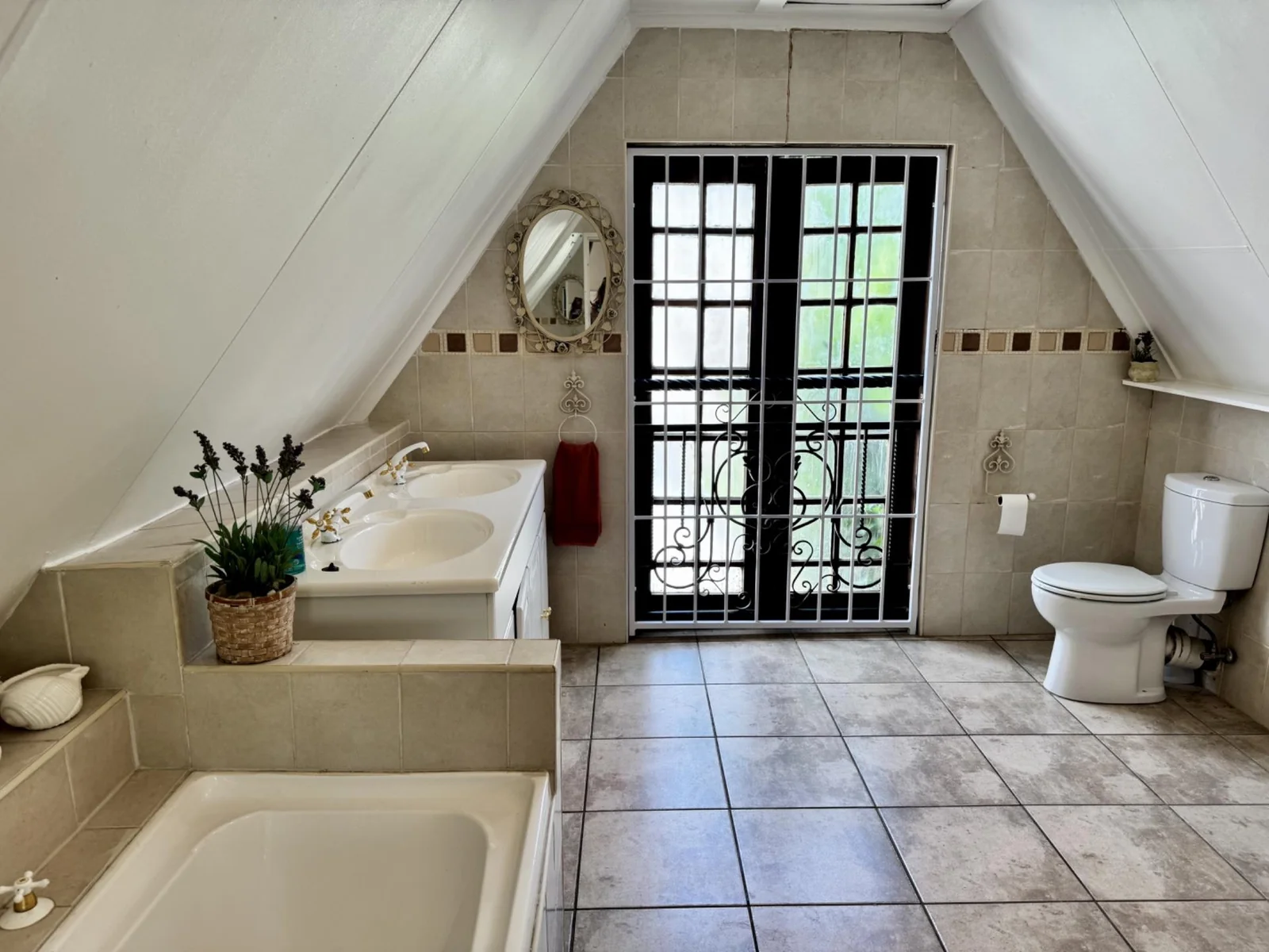 5-Bedroom, 5 Bath Home with Cottage, Pool & Business Rights – Endless Potential in Radiokop