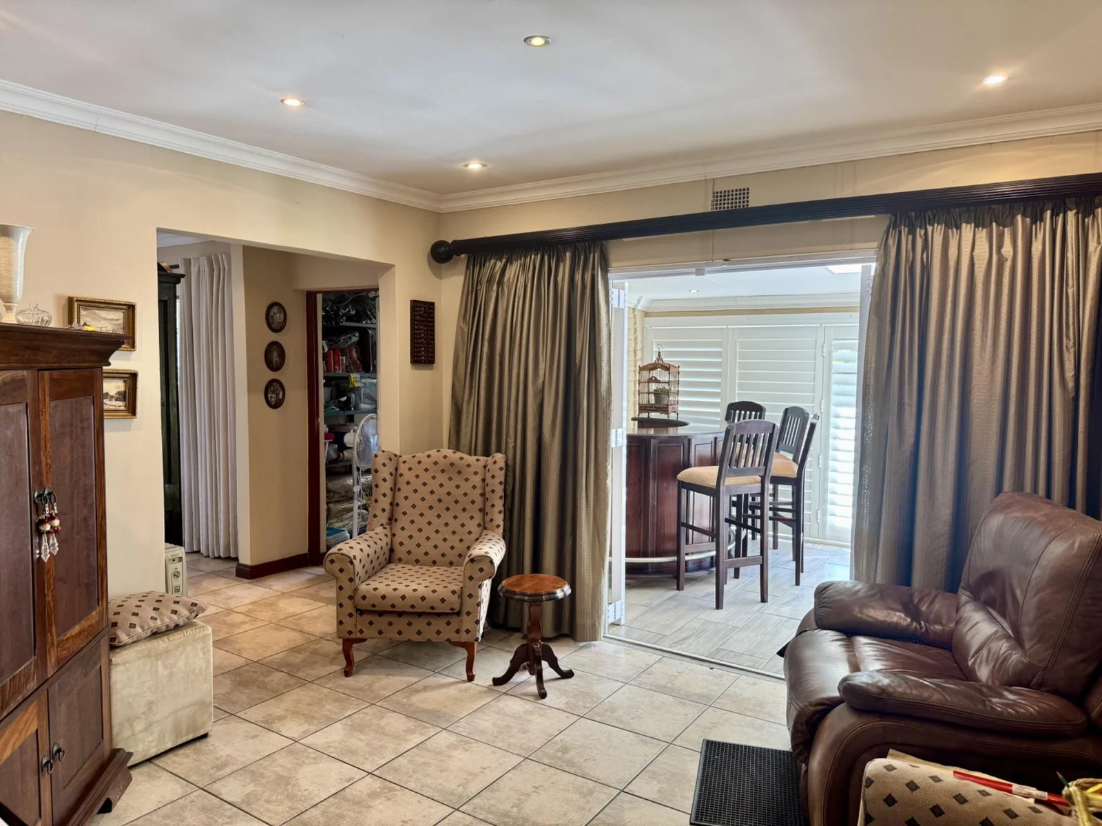 5-Bedroom, 5 Bath Home with Cottage, Pool & Business Rights – Endless Potential in Radiokop