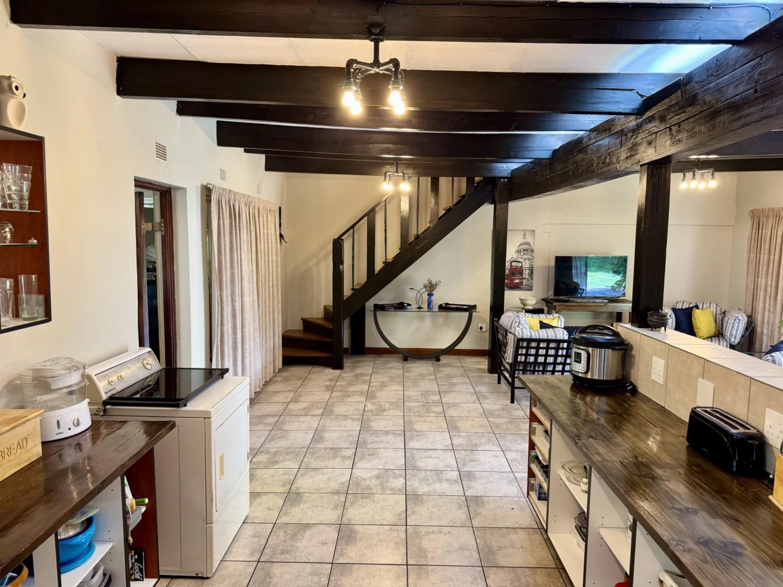 5-Bedroom, 5 Bath Home with Cottage, Pool & Business Rights – Endless Potential in Radiokop