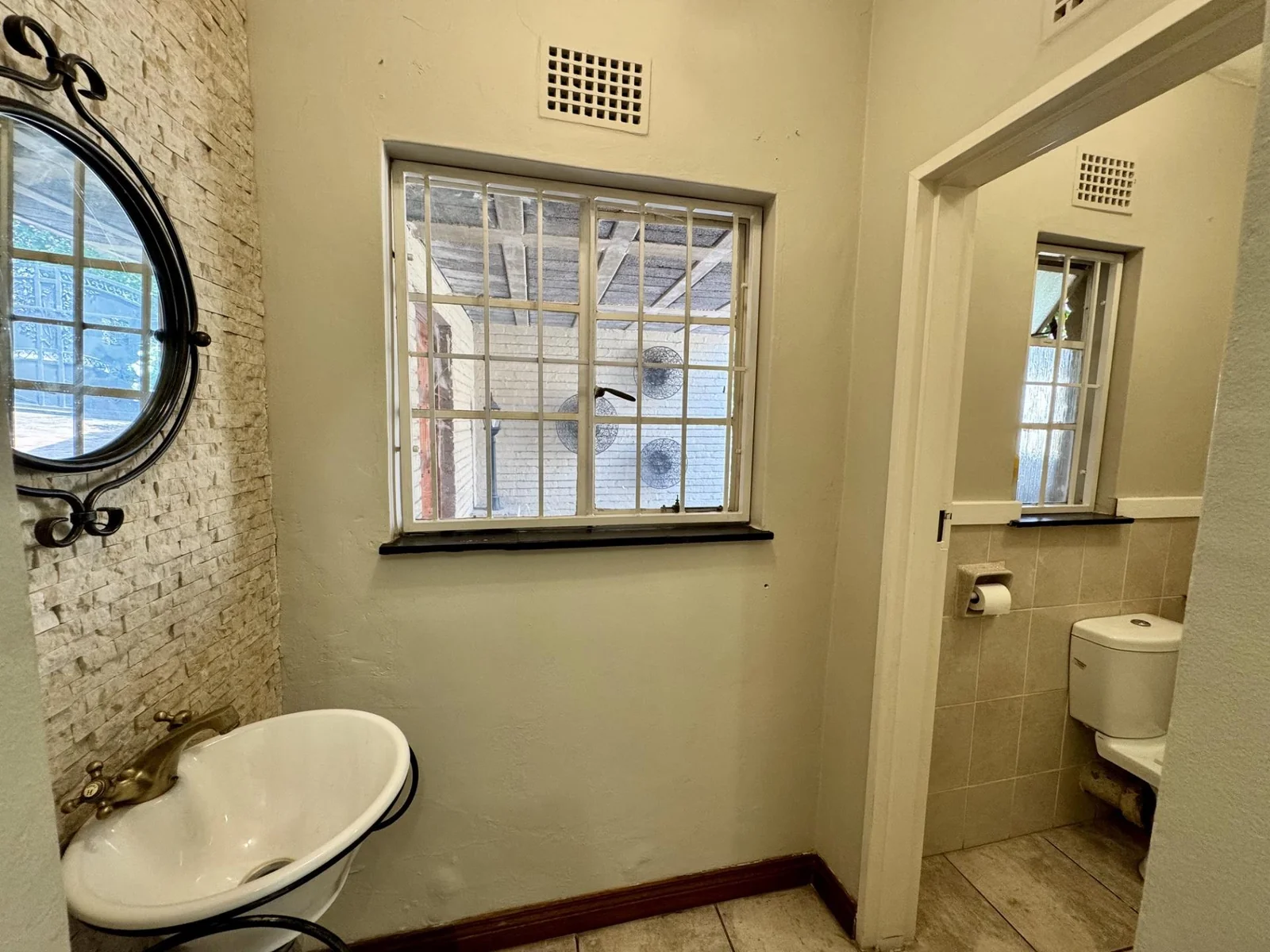 5-Bedroom, 5 Bath Home with Cottage, Pool & Business Rights – Endless Potential in Radiokop