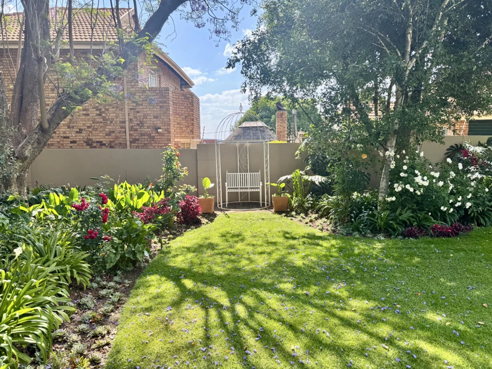 5-Bedroom, 5 Bath Home with Cottage, Pool & Business Rights – Endless Potential in Radiokop