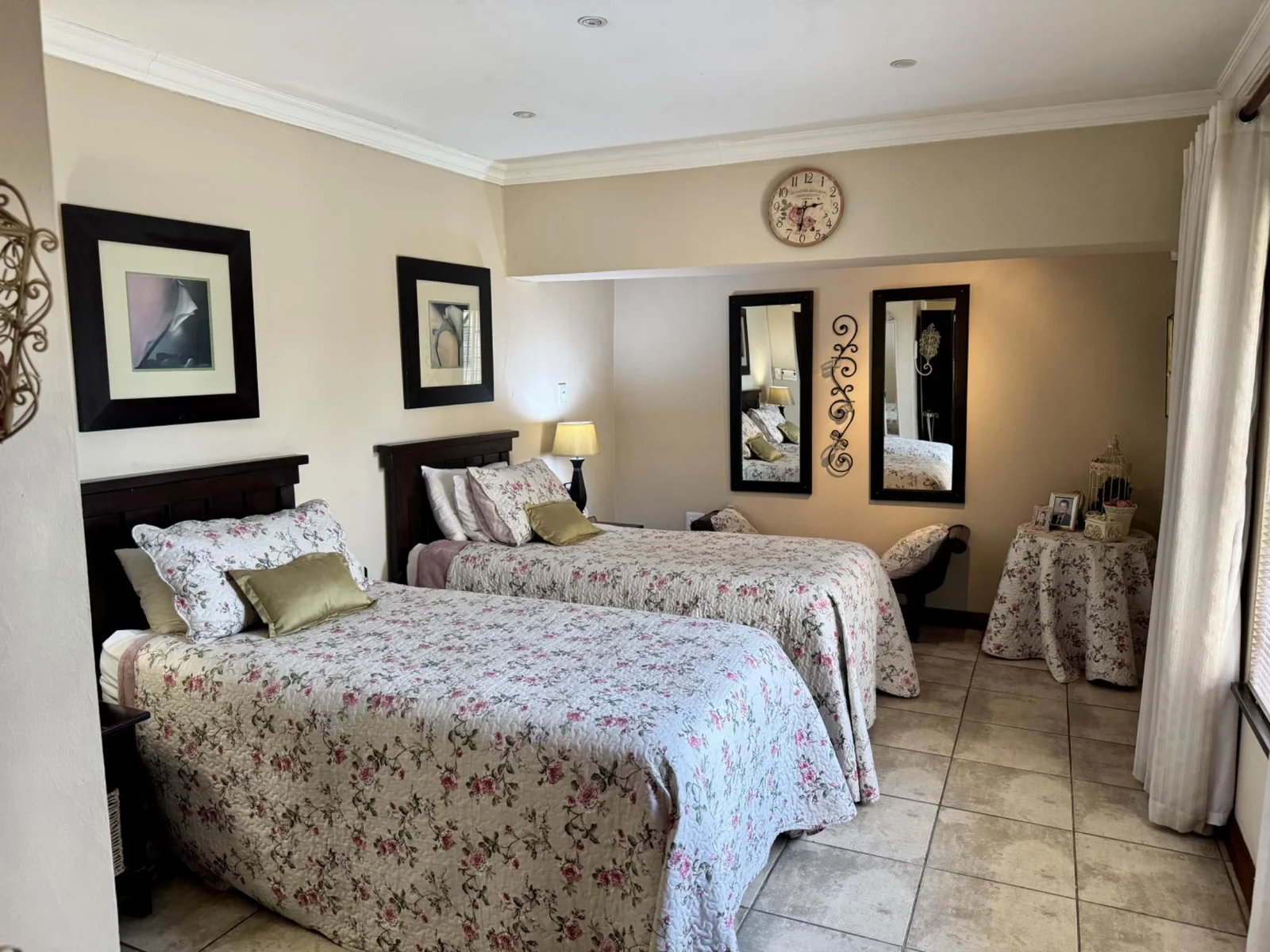 5-Bedroom, 5 Bath Home with Cottage, Pool & Business Rights – Endless Potential in Radiokop