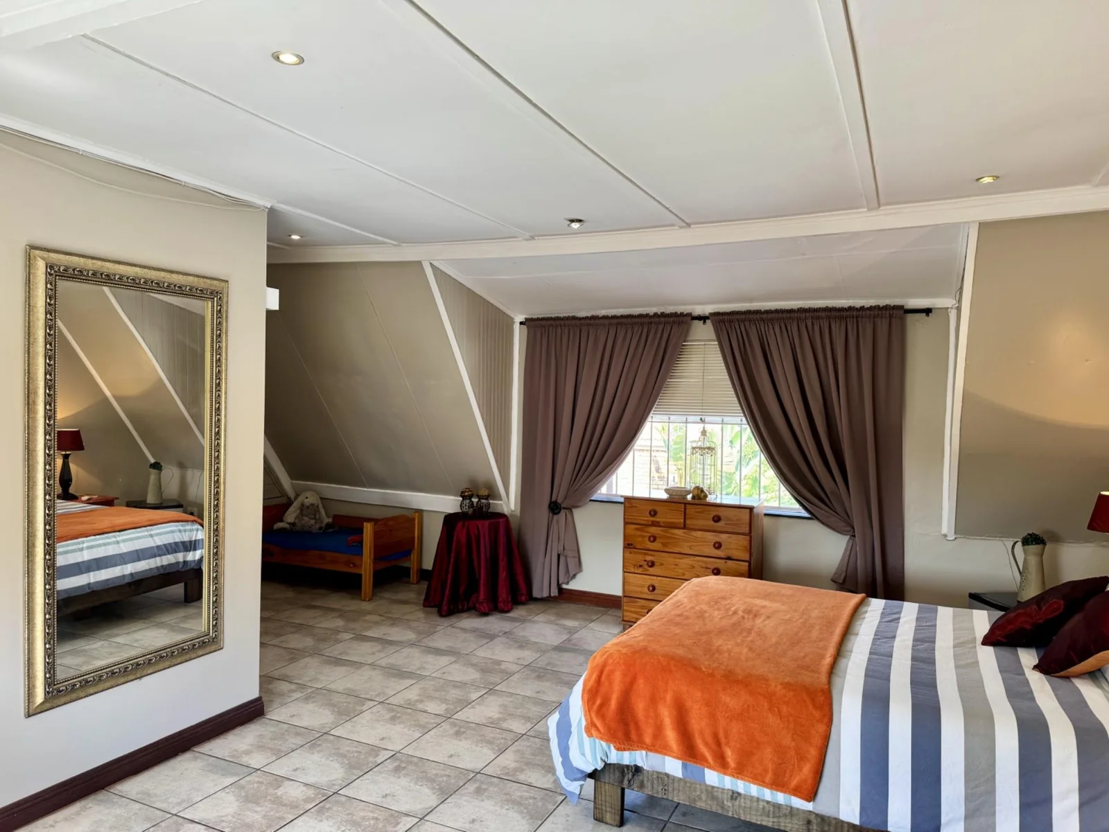 5-Bedroom, 5 Bath Home with Cottage, Pool & Business Rights – Endless Potential in Radiokop