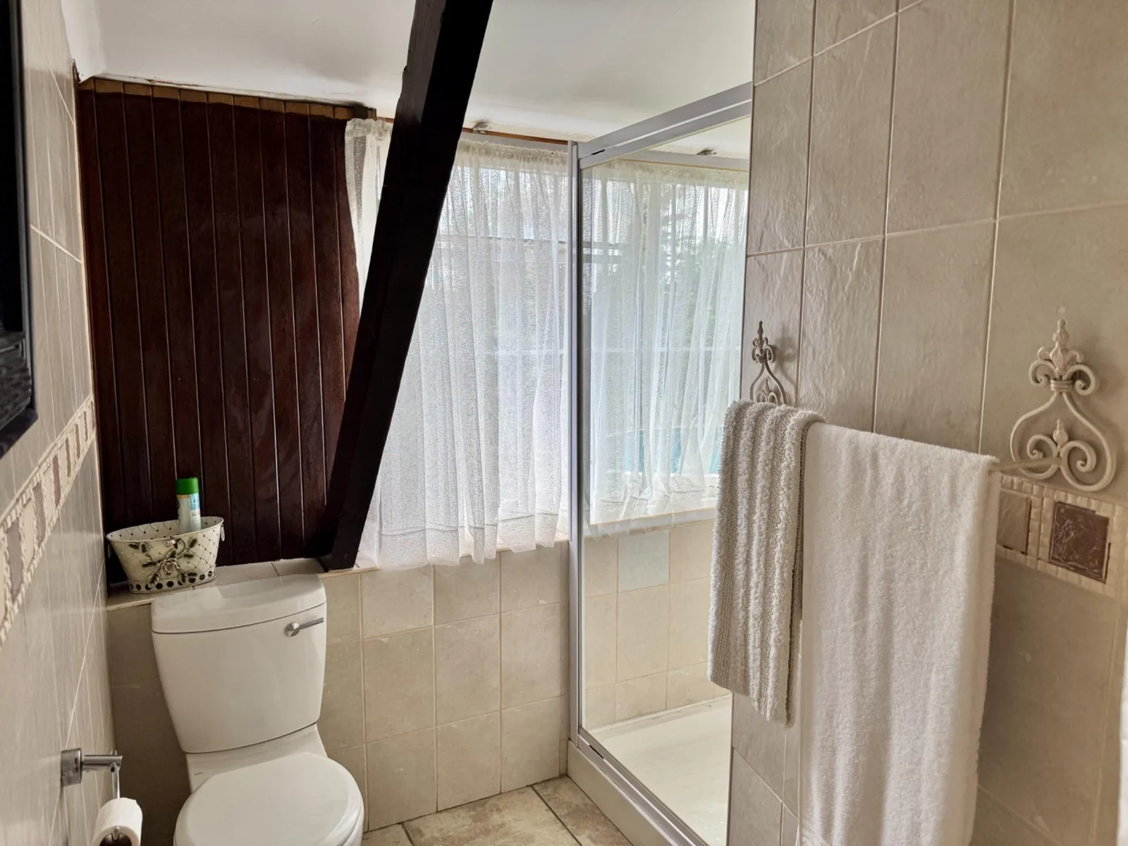 5-Bedroom, 5 Bath Home with Cottage, Pool & Business Rights – Endless Potential in Radiokop