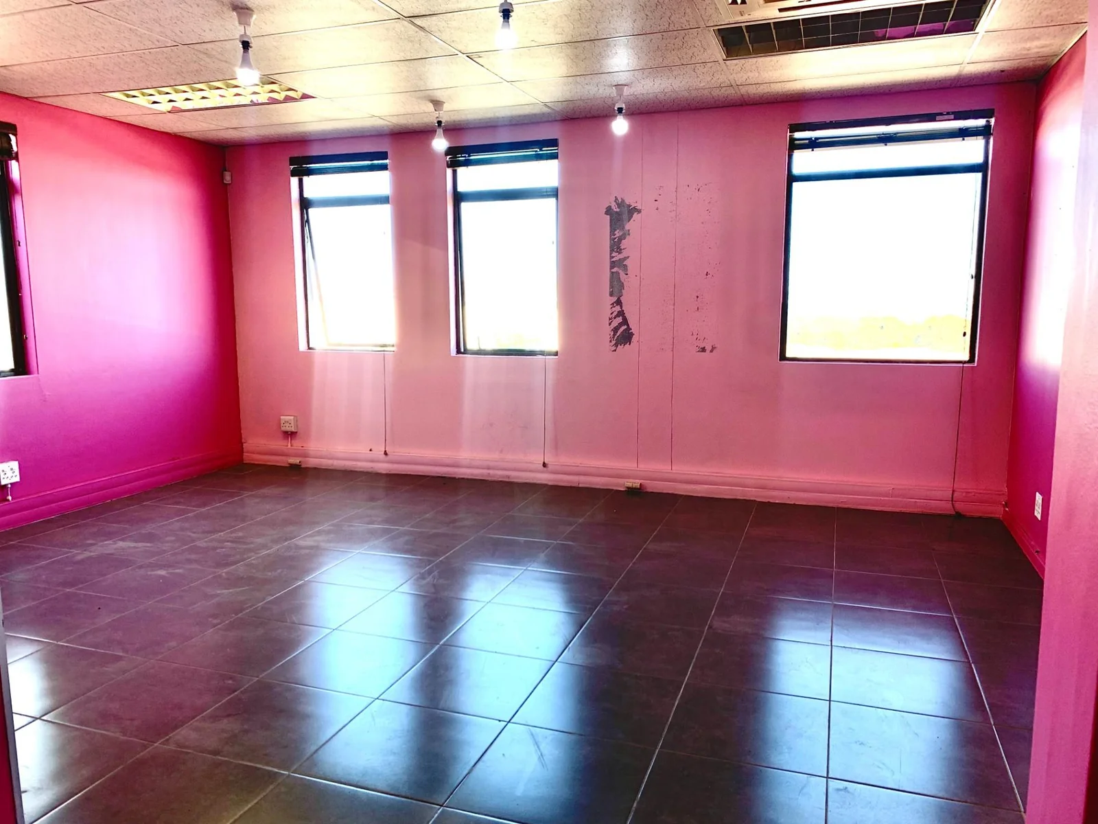 Premium 142m² Office Space to Let in Midrand – Ideal for Wellness Centres, Law Firms, Call Centres, Etc.