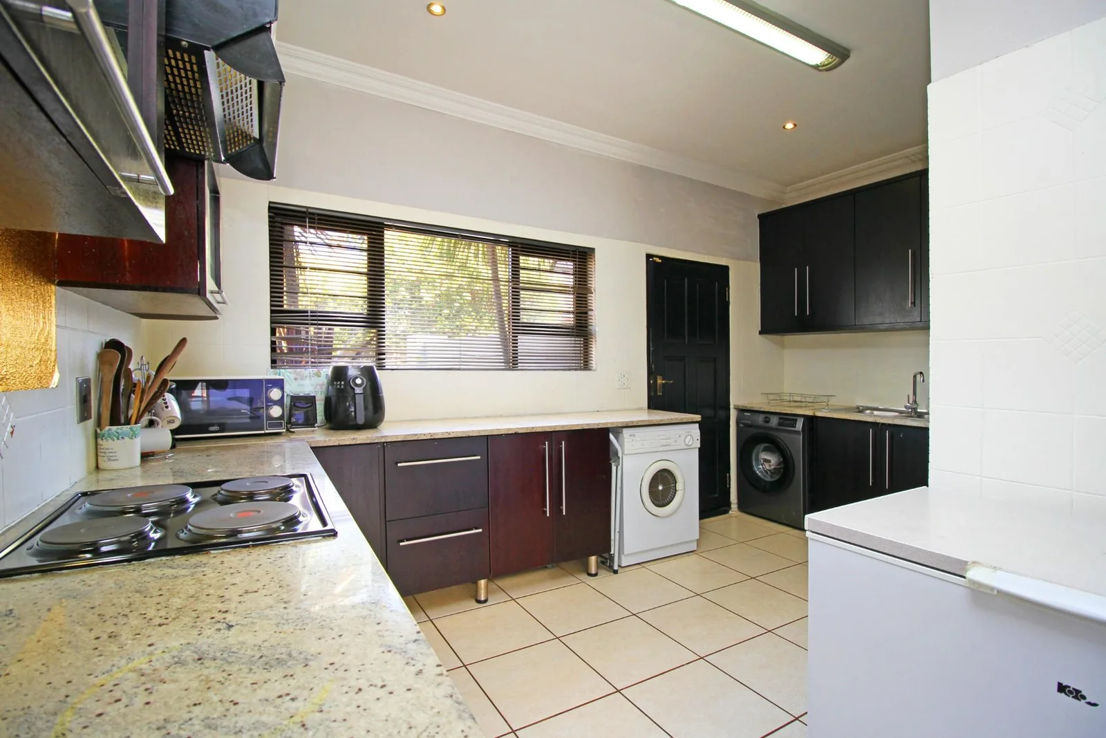 Spacious 4-Bed Family Home with pool – Honey Ridge Estate