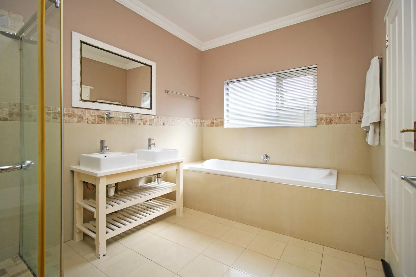 Spacious 4-Bed Family Home with pool – Honey Ridge Estate