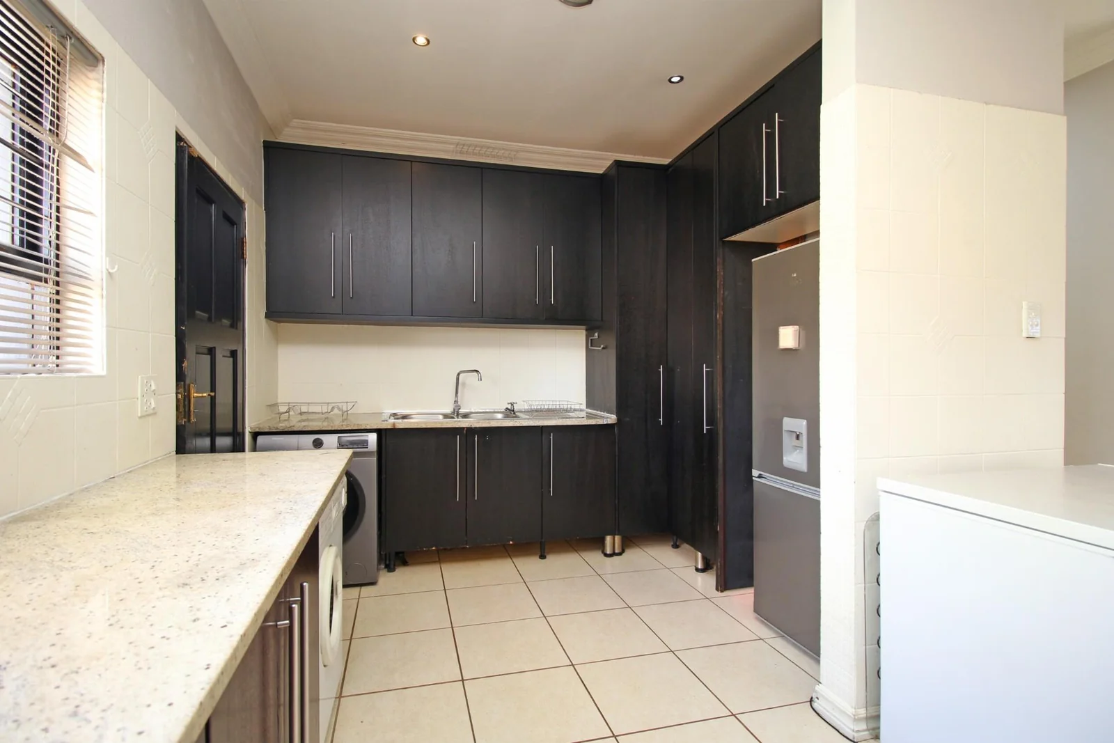 Spacious 4-Bed Family Home with pool – Honey Ridge Estate