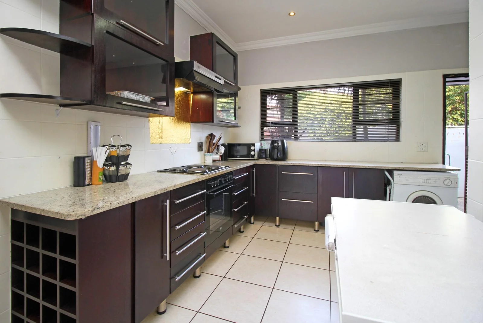 Spacious 4-Bed Family Home with pool – Honey Ridge Estate