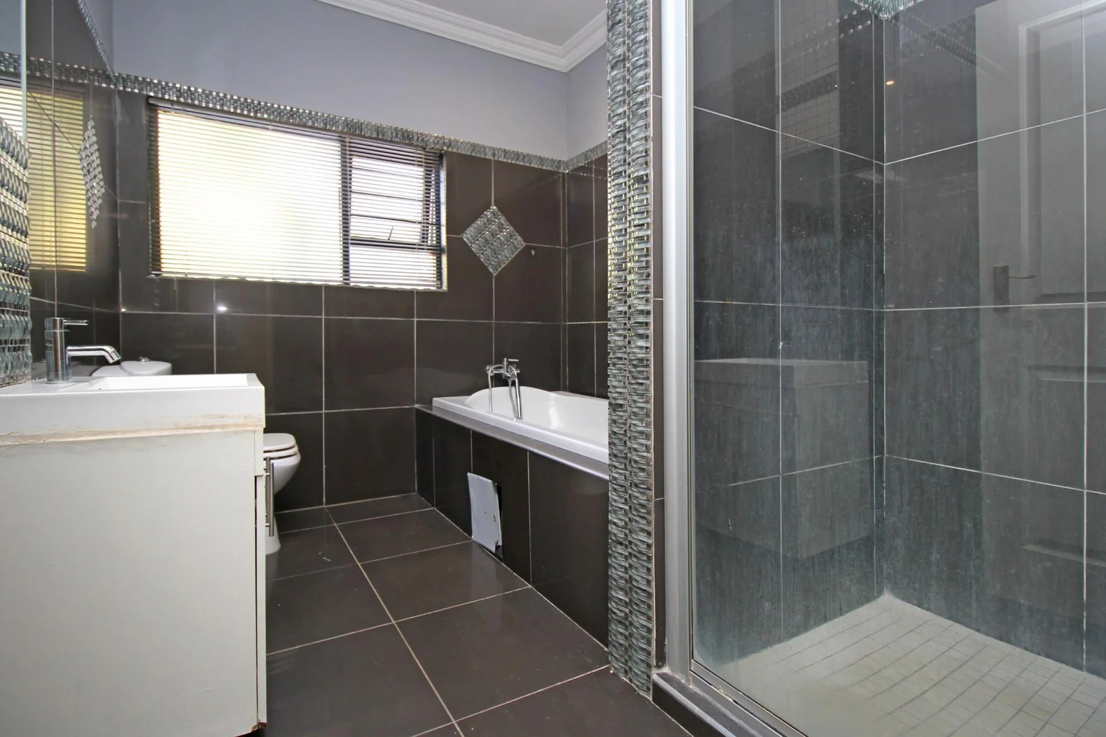 Spacious 4-Bed Family Home with pool – Honey Ridge Estate