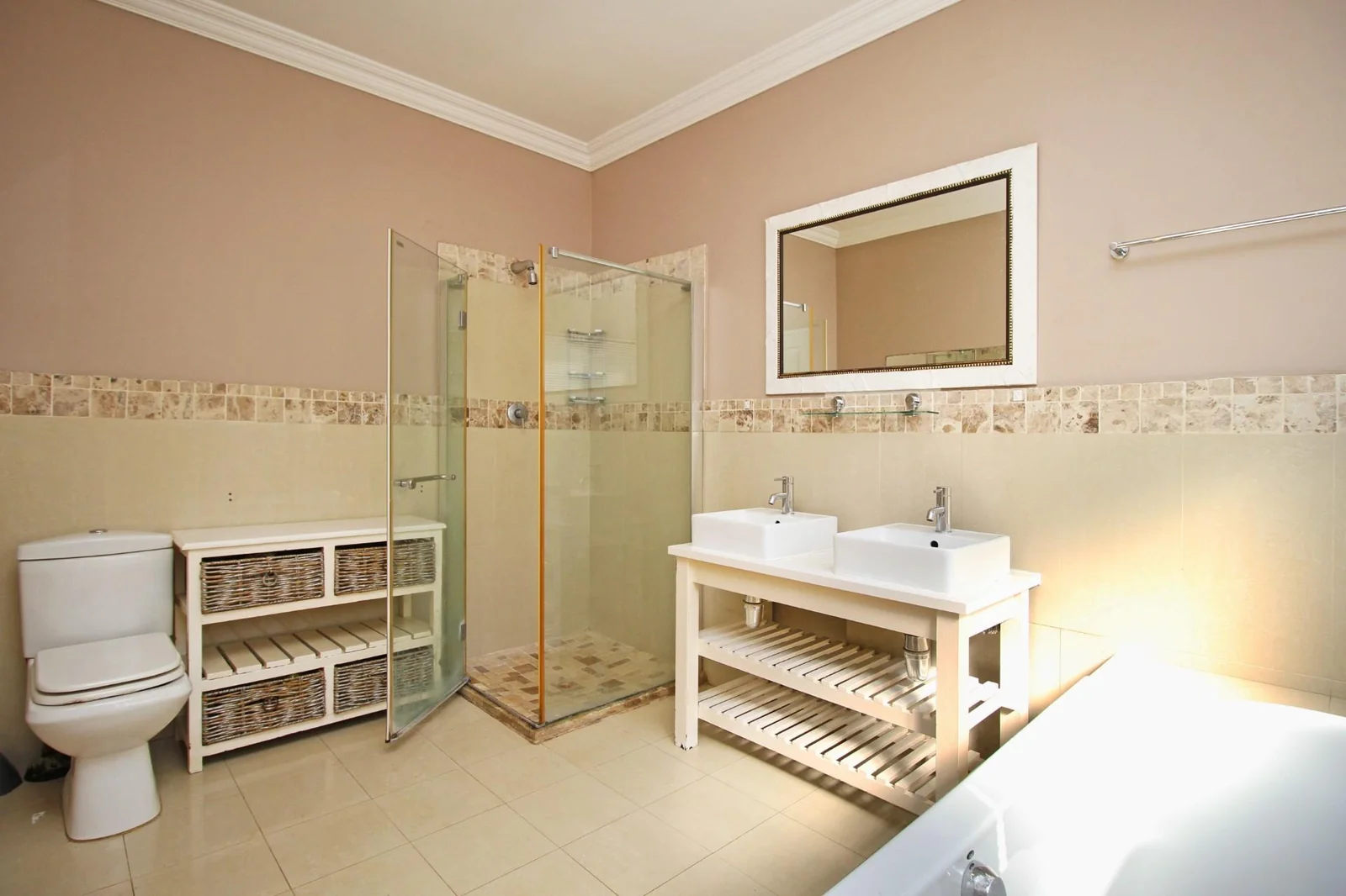 Spacious 4-Bed Family Home with pool – Honey Ridge Estate