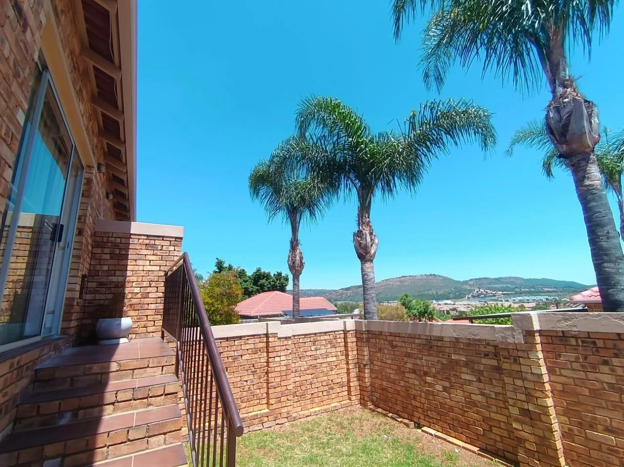Newly renovated, super modern two-bed, one-bath garden townhouse with a view in Wilgeheuwel