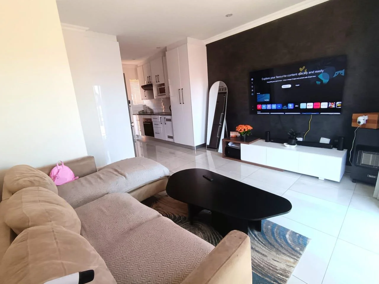 Newly renovated, super modern two-bed, one-bath garden townhouse with a view in Wilgeheuwel