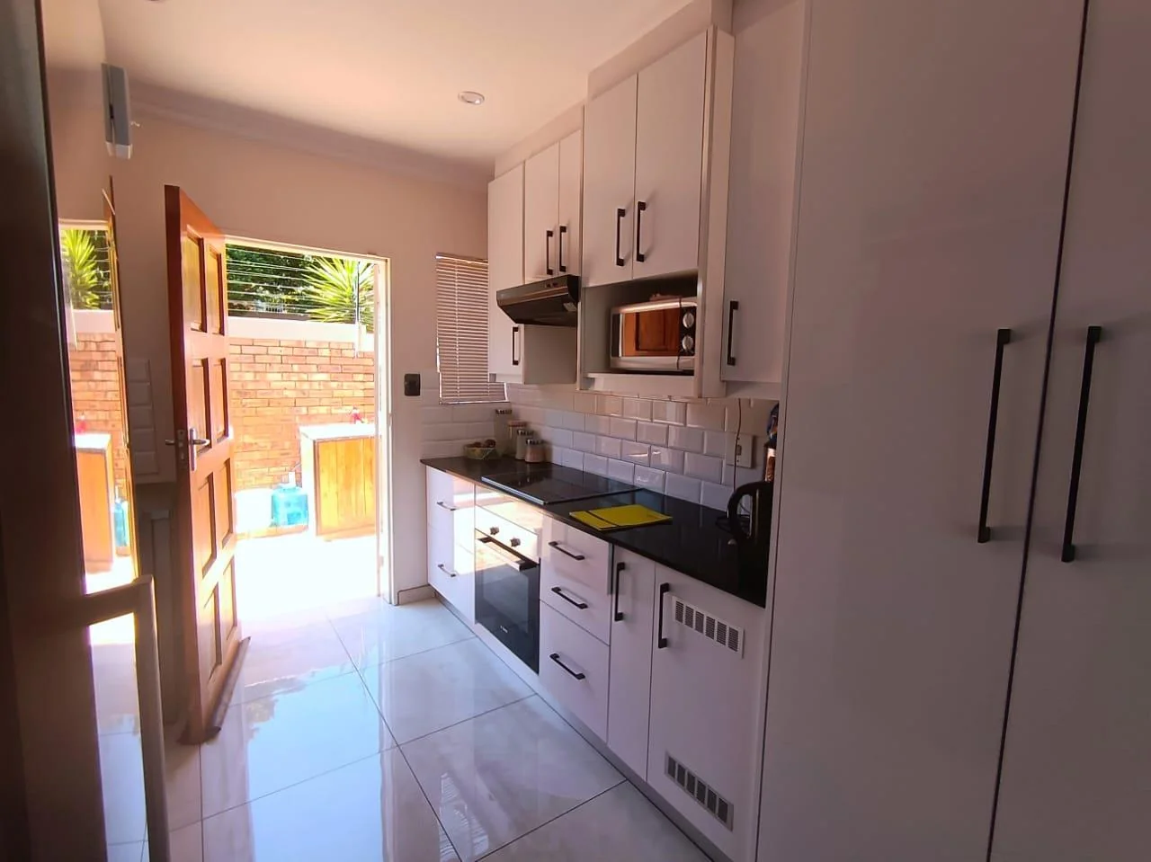 Newly renovated, super modern two-bed, one-bath garden townhouse with a view in Wilgeheuwel