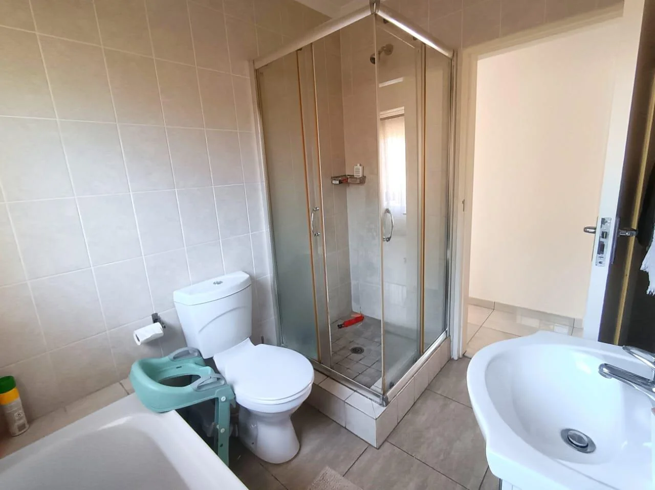 Newly renovated, super modern two-bed, one-bath garden townhouse with a view in Wilgeheuwel