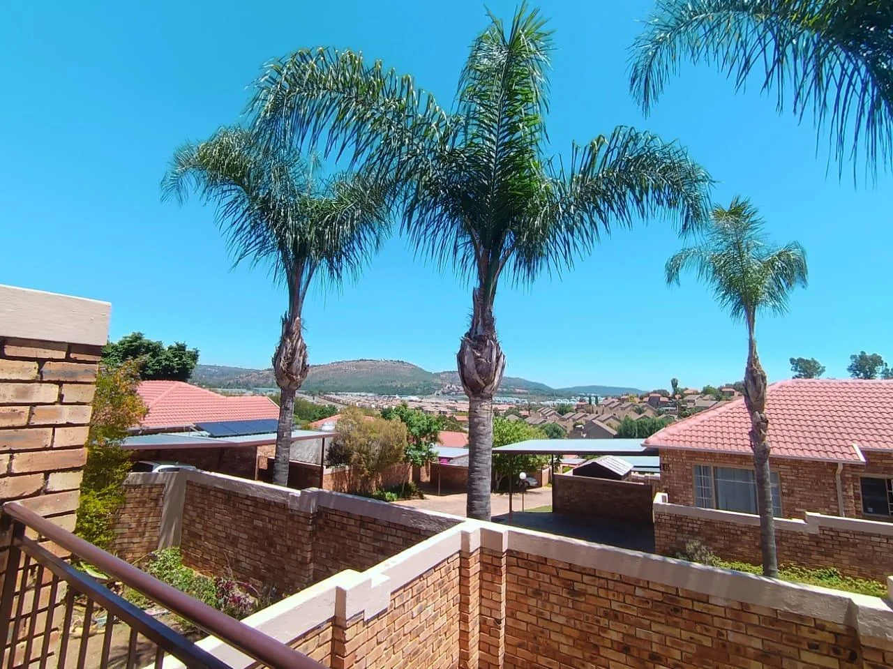 Newly renovated, super modern two-bed, one-bath garden townhouse with a view in Wilgeheuwel